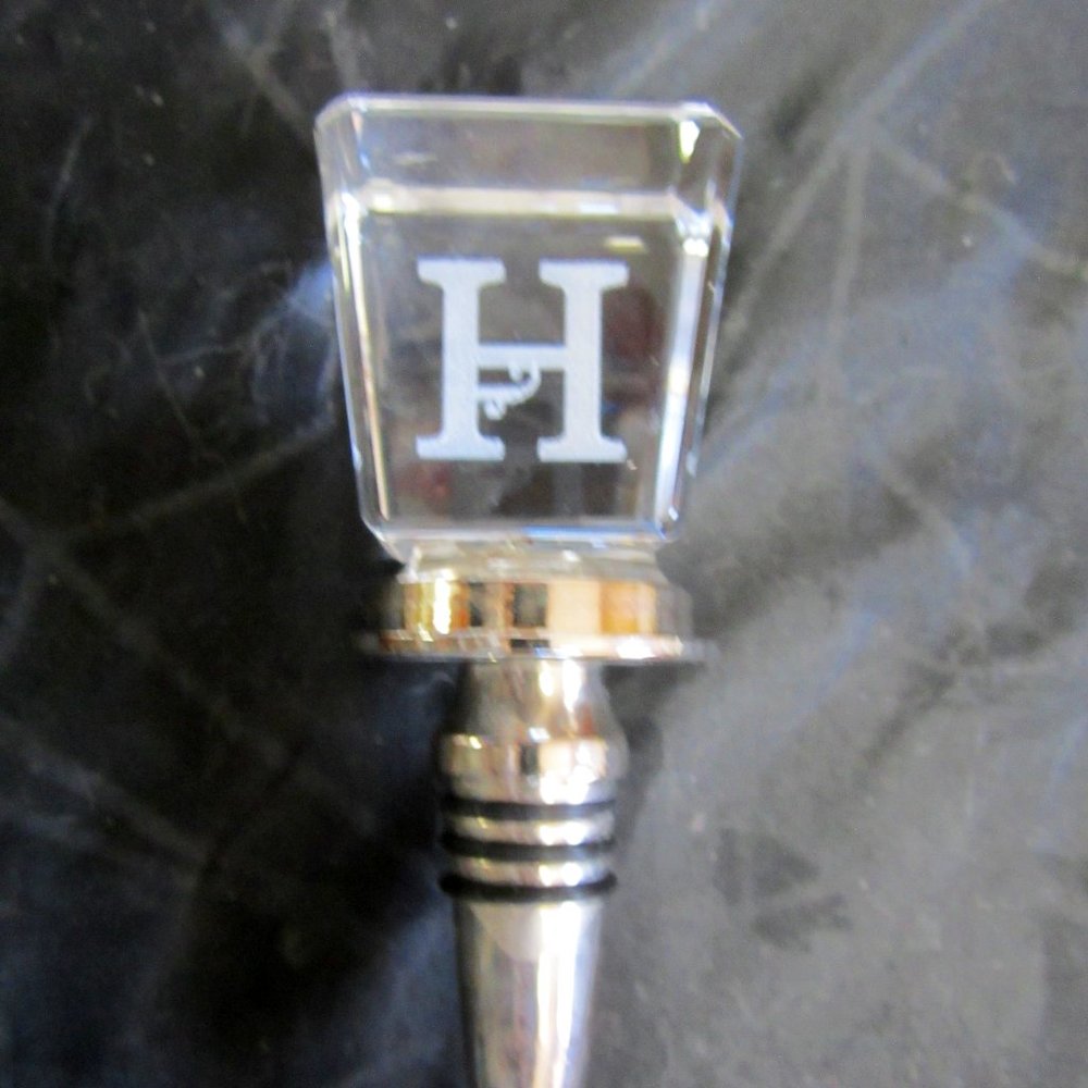 CLEAR GLASS WITH LASER ETCHED "H" IN CENTER BOTTLE STOPPER SIMPLE ELEGANCE
